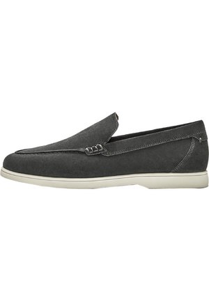 Mocassin homme en daim gris foncé avec semelle blanche, design slip-on et coutures détaillées sur la tige et le talon.