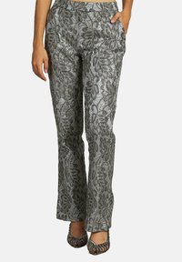 Zilveren broek met metallic bloemenpatroon, recht gesneden ontwerp, gestructureerd oppervlak en een platte tailleband. Gecombineerd met gedessineerde hakken.