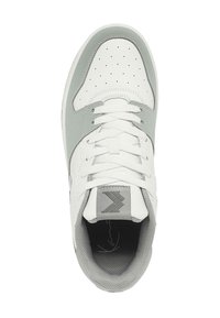 Fehér és világosszürke sneaker sima bőr felsőrésszel, perforált orral, párnázott bokarésszel, fűzős kivitelben és logóval a nyelvén.