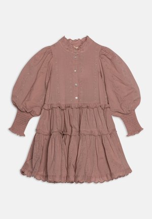 Vestido botón de color rosa empolvado con mangas abullonadas, volantes en capas y detalles de corazones bordados. Presenta puños fruncidos y un dobladillo festoneado.