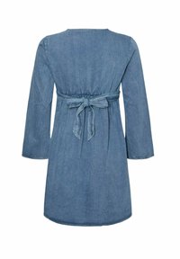 Denim obleka z dolgimi rokavi, pasom in detajli šivov na hrbtu. Mehka tekstura, svetlo modra barva in dolžina do kolen.