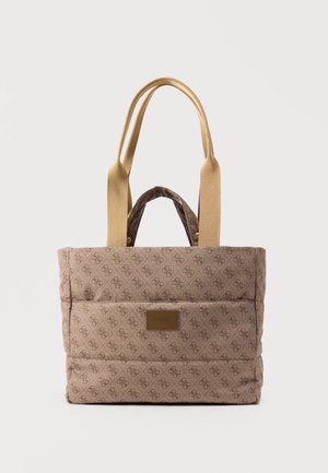Bolso tote acolchado beige con patrón de monograma marrón, bolsillo frontal, dos asas cortas y dos largas correas de hombro de tela beige.