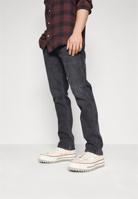 Wrangler GREENSBORO - Blugi drepți - thunder