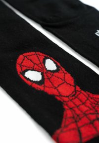 Calze nere con design della faccia di Spider-Man rossa, con occhi bianchi e dettagli neri a rete, realizzate in morbido materiale lavorato a maglia.