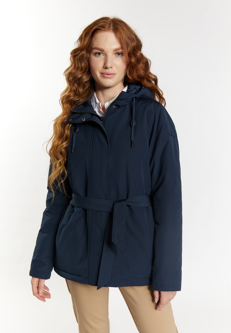Dunkelblaue Daunenjacke mit Kapuze, tailliertem Gürtel, Reißverschluss vorne und Knopfakzenten. Der strukturierte Stoff vermittelt ein warmes Erscheinungsbild.