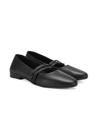 Schwarze flache Schuhe aus glattem Leder mit spitzem Zehenbereich, die zwei dekorative Riemen über dem Vorderfuß aufweisen, und einem niedrigen Blockabsatz.