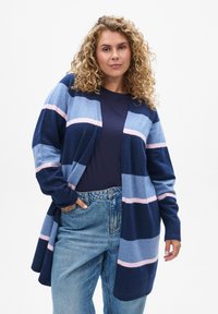 Cardigan tricoté avec des rayures horizontales en bleu marine, bleu clair et rose. Ouverture frontale, manches longues, texture douce et coupe décontractée.