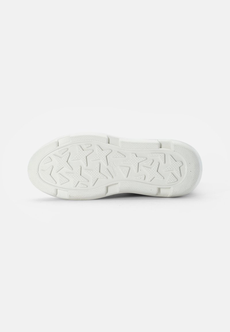 Semelle en caoutchouc blanche avec un motif texturé comportant des formes d'étoiles et des rainures en zigzag pour l'adhérence et la traction. Bords lisses et bout arrondi.