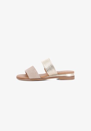 Sandalia plana beige y dorado metálico con dos tiras, punta abierta y tacón bajo sobre fondo blanco.