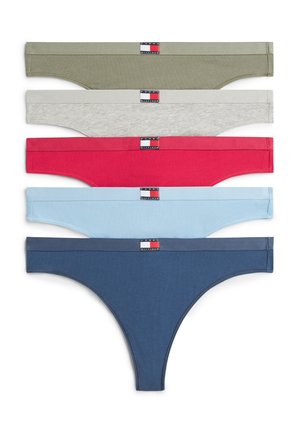 Fem bomulds trusser med thong i olivengrøn, lysegrå, rød, lyseblå og marineblå, hver med et Tommy Hilfiger-logo på linningen.