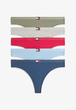 Pięć bawełnianych stringów w kolorach oliwkowej zieleni, jasnej szarości, czerwieni, jasnego błękitu oraz granatu, każdy z logo Tommy Hilfiger na pasku.