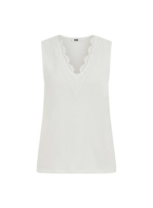 Blouse blanche sans manches avec un décolleté en V orné de détails en dentelle délicate le long du col.