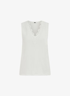 Fehér ujjatlan blúz V-nyakkivágással, amely bonyolult csipkebetétekkel díszített a nyakkivágás mentén.
