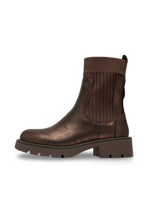 Bottines en cuir marron avec des panneaux élastiques côtelés sur les côtés, semelle épaisse et bout rond. Présente une subtile brillance et une languette à l'arrière.