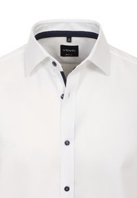 Wit shirt met een gestructureerde weving, met een button-down kraag en marineblauwe accenten. Voorzien van donkere knopen en een merklabel aan de binnenkant van de kraag.