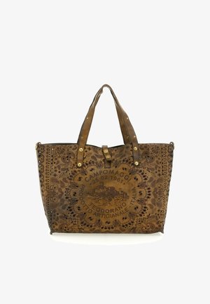 Borsa tote in pelle marrone con motivi floreali intricati, logo in rilievo, manici robusti e dettagli in metallo dorato. Finitura strutturata su tutta la superficie.