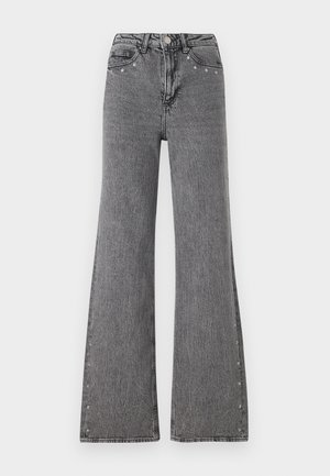 Grå denimjeans med vida ben, hög midja, fickor fram och dekorativa nitar längs sömmarna. Slät struktur.