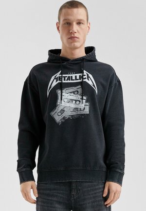 Schwarzer Hoodie mit einem Grafikdesign aus mehreren Geldscheinen, dem Text "Metallica" und "No Life 'Til Leather" in Weiß. Aus Baumwollmaterial, lockere Passform.