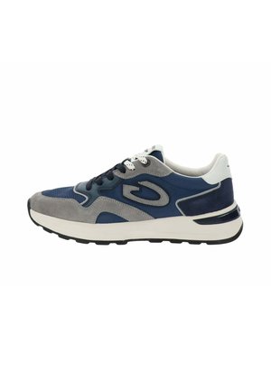 Zapatilla deportiva azul marino y gris con suela blanca, cordones en blanco y negro, y parte superior de ante y malla vista desde un lado.