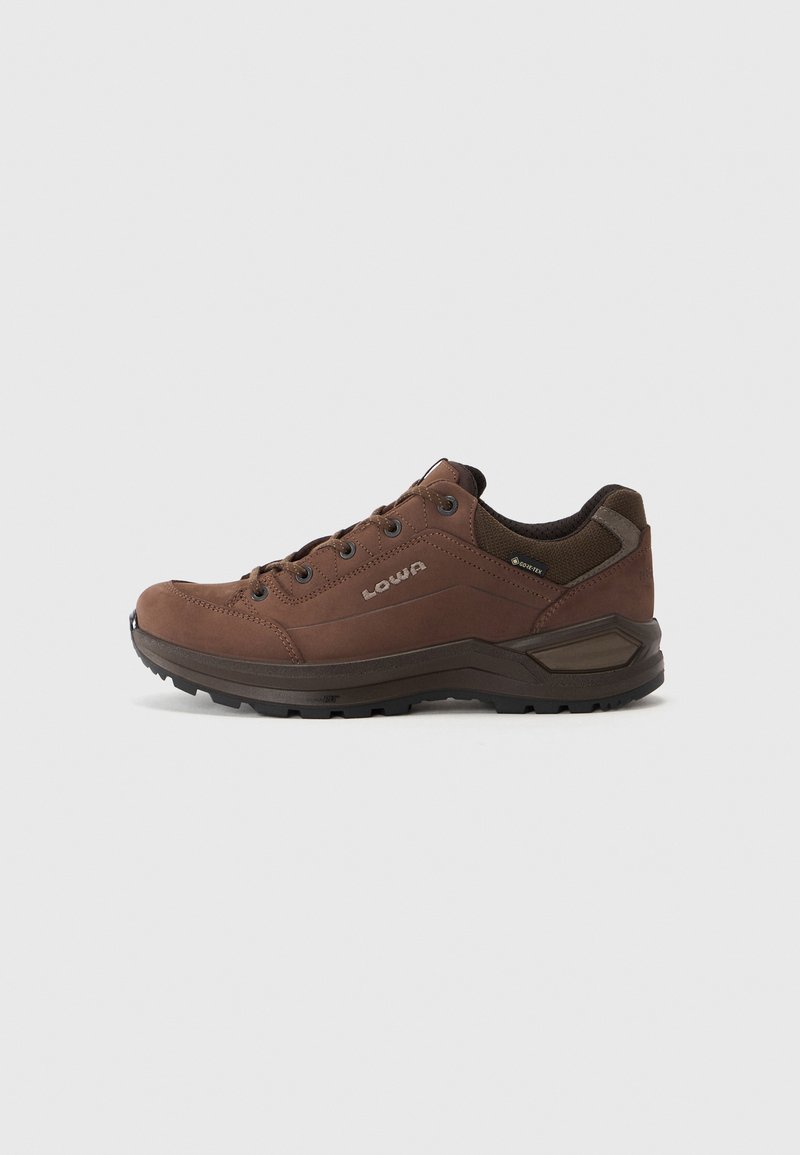 Bruine leren wandelschoen met een gestructureerd oppervlak, rubberen zool en vetersluiting. Voorzien van een versterkte hiel en waterdichte accenten.