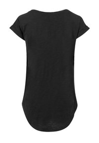 Schwarzes T-Shirt mit kurzen umgeschlagenen Ärmeln, einem runden Halsausschnitt und einem abgerundeten Saum. Hergestellt aus weichem, leichtem Stoff.