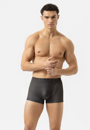 Boxers pour hommes en noir avec un motif géométrique de losanges rouges et verts ; fabriqués en matériau extensible, coupe ajustée et taille élastique.
