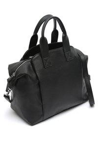 Czarna torebka ze skóry o fakturowanej powierzchni, z dwoma uchwytami górnymi, zamkiem błyskawicznym i odpinanym paskiem na ramię, widok ukośny na białym tle.