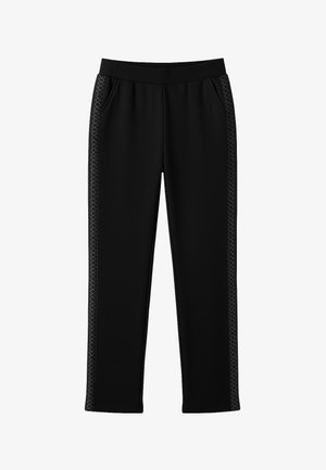 Schwarze Sporthose mit elastischem Bund, ausgestattet mit seitlichen Taschen und einem dekorativen gemusterten Streifen entlang jedes Beins.