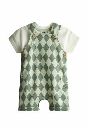 Completo per neonati con maglietta bianca a maniche corte e salopette verde a motivo a rombi, con bottoni in legno e piccole tasche frontali.