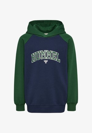 Bluza z kapturem w granatowym kolorze z zielonymi rękawami raglanowymi. Posiada logo "HUMMEL" w białym i zielonym kolorze, wykonana z miękkiego materiału bawełnianego.