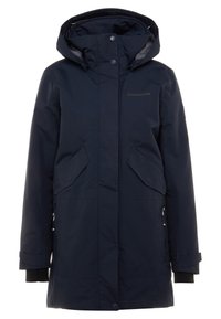 Manteau d'hiver bleu marine foncé avec capuche, poches à rabat sur le devant, fermeture zippée et boutons-pression, et logo de la marque sur la poitrine.