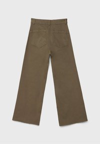 Pantalon ample kaki en coton, doté d'une taille haute, de deux poches arrière et d'un ourlet brut pour la texture et le détail.