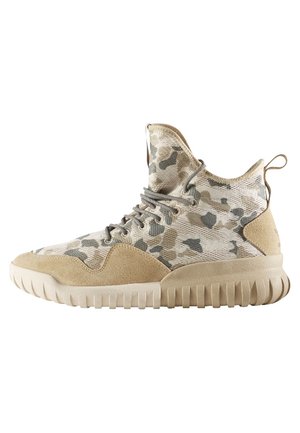 Basket montante avec motif camouflage beige et gris, détails en suède, semelle épaisse côtelée et fermeture à lacets.