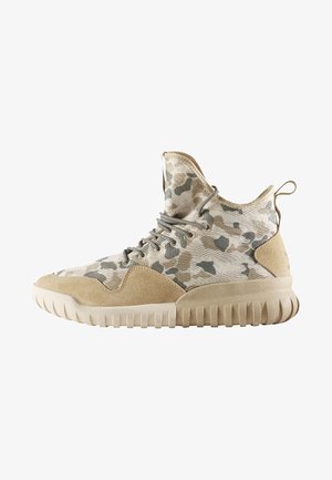 Basket montante avec motif camouflage beige et gris, détails en suède, semelle épaisse côtelée et fermeture à lacets.