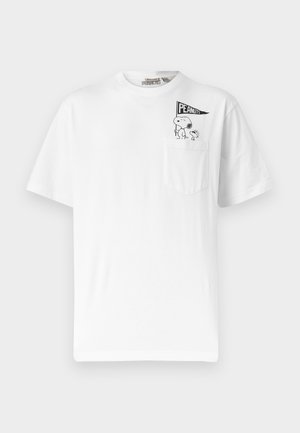 T-shirt bianca a maniche corte con una piccola tasca sul petto sinistro che mostra Snoopy e Woodstock che tengono una bandiera con la scritta "PEANUTS".