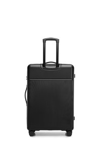 Schwarzer Hartschalenkoffer mit strukturierter Oberfläche und vertikalen Rillen, ausziehbarem Griff und vier Rollen für bessere Manövrierbarkeit.