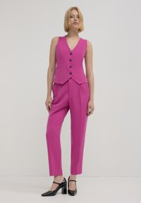 Calliope Smanicato - violet