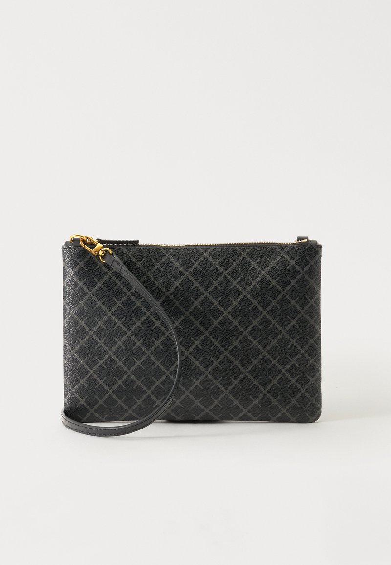 Pochette bracelet noire avec motif losanges gris, fermeture éclair dorée et bandoulière amovible sur fond clair uni.
