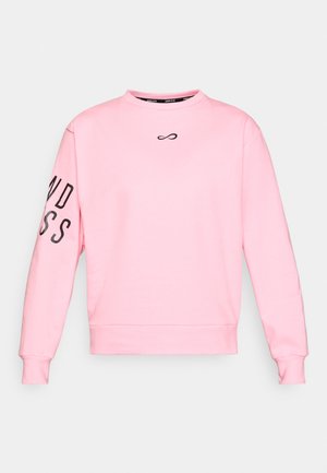 Rosa Sweater mit Rundhalsausschnitt, gerippten Bündchen und Saum. Mit einem kleinen schwarzen Logo auf der Brust und fettem Text auf dem linken Ärmel.