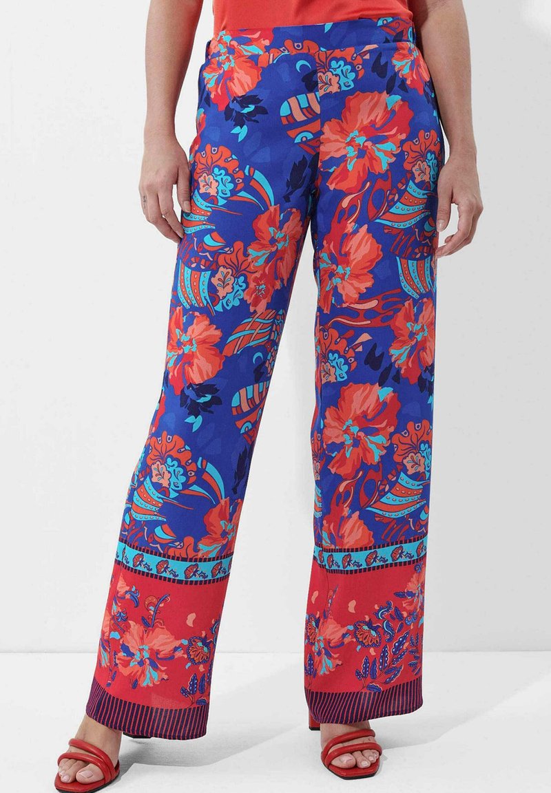 Blumenmuster-Hosen mit weitem Bein in lebhaftem Blau- und Rotton, aus leichtem Stoff mit glatter Textur.