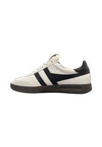 Weiße Ledersneaker mit schwarzen Akzenten und Streifen, ausgestattet mit einer strukturierten Zehenkappe und einer Gummisohle. Schnürdesign und gepolsterte Ferse.