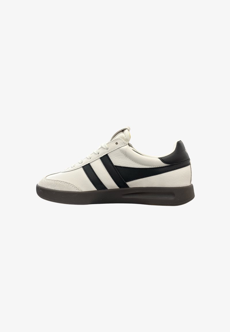 Weiße Ledersneaker mit schwarzen Akzenten und Streifen, ausgestattet mit einer strukturierten Zehenkappe und einer Gummisohle. Schnürdesign und gepolsterte Ferse.