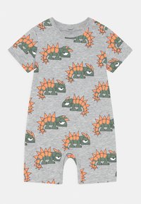 Šedý overal s krátkým rukávem, zdobený opakujícím se potiskem dinosaurů v zelené a oranžové barvě, s patentkami na spodní části pro snadné oblékání.