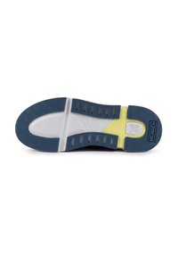 La semelle de la chaussure présente un extérieur en caoutchouc bleu avec un motif hexagonal, une semelle intermédiaire blanche et un accent jaune. Design robuste avec des lignes de relief visibles.