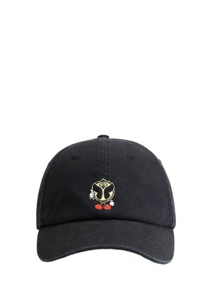 Zwarte katoenen baseballcap met een klein geborduurd ontwerp van een personage dat een schild vasthoudt, met gele en rode accenten aan de voorkant.