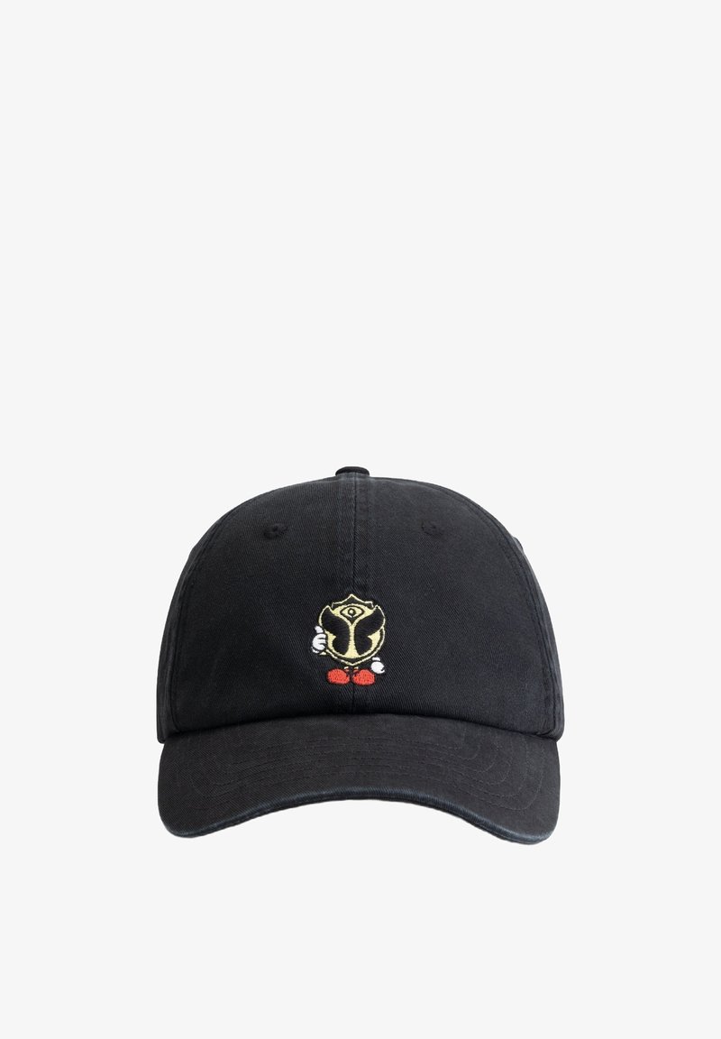 Zwarte katoenen baseballcap met een klein geborduurd ontwerp van een personage dat een schild vasthoudt, met gele en rode accenten aan de voorkant.