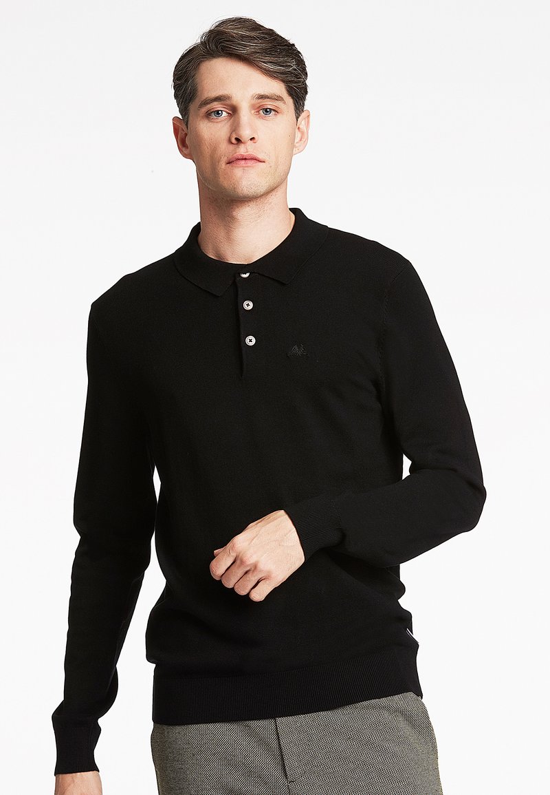 Sort langærmet polo skjorte med krave, tre knapper og ribbede mansjetter. Har et diskret logo på brystet og en glat tekstur.