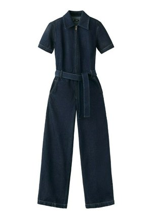 Tuta in denim blu scuro con maniche corte, zip frontale, gambe ampie, colletto e cintura in tessuto coordinato in vita.