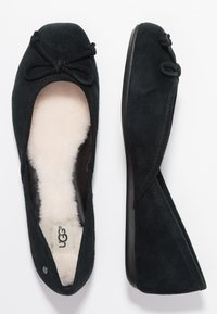 Černé sametové baletní boty s měkkou krémovou podšívkou, s mašlí na přední straně a zakřiveným, nízkoprofilovým designem.