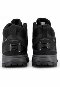 Svarta vandringsskor med en texturerad mesh-överdela, vadderad krage, robust gummisula och klara detaljer på hälen.